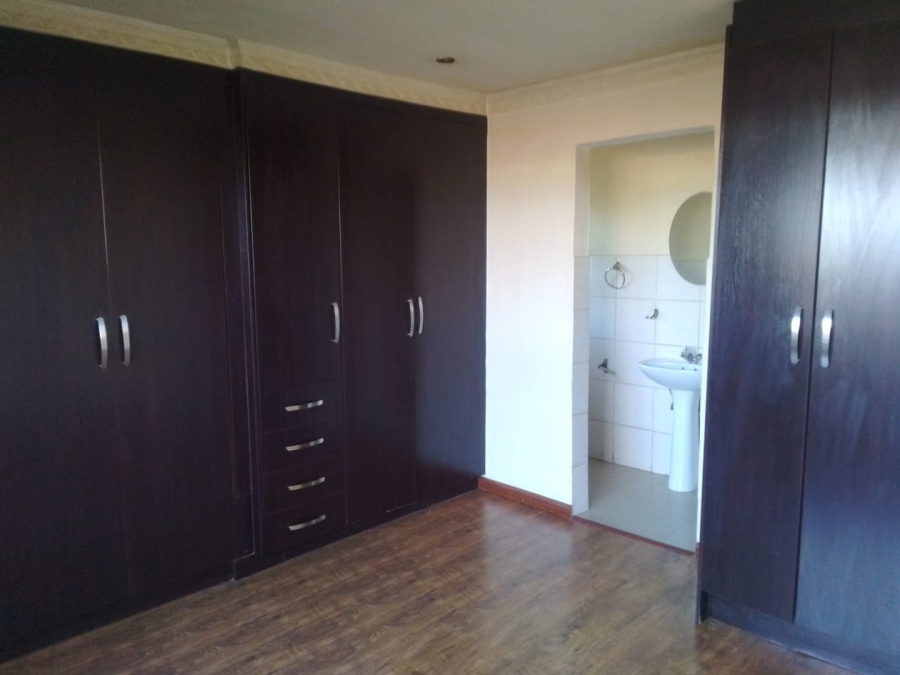 To Let 5 Bedroom Property for Rent in Glen Marais Gauteng