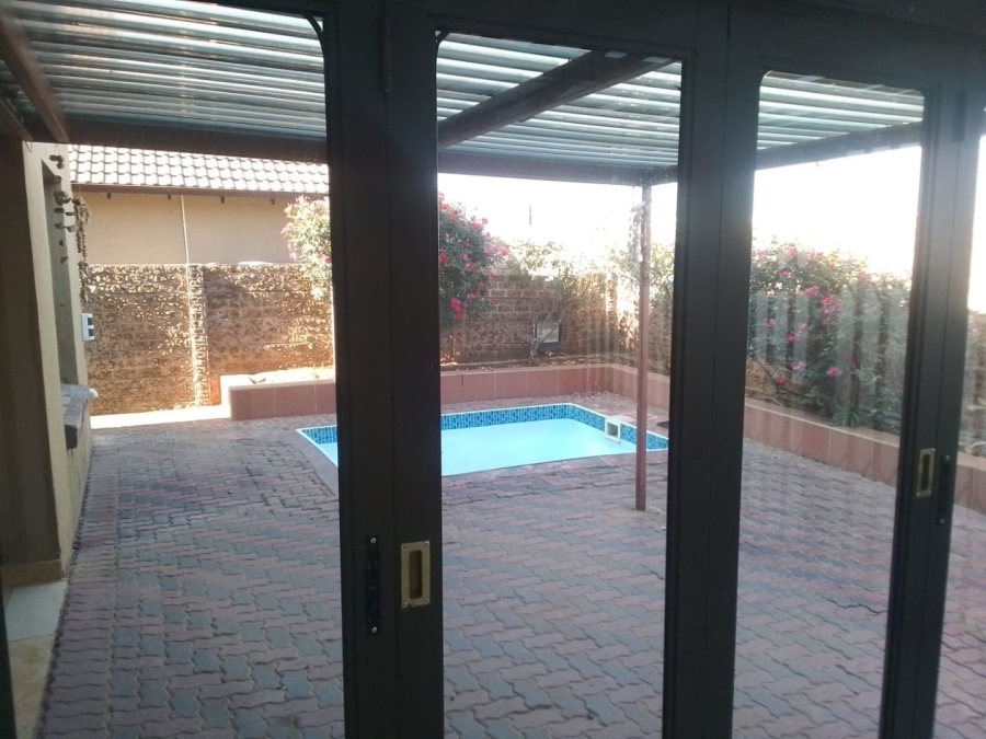 To Let 5 Bedroom Property for Rent in Glen Marais Gauteng