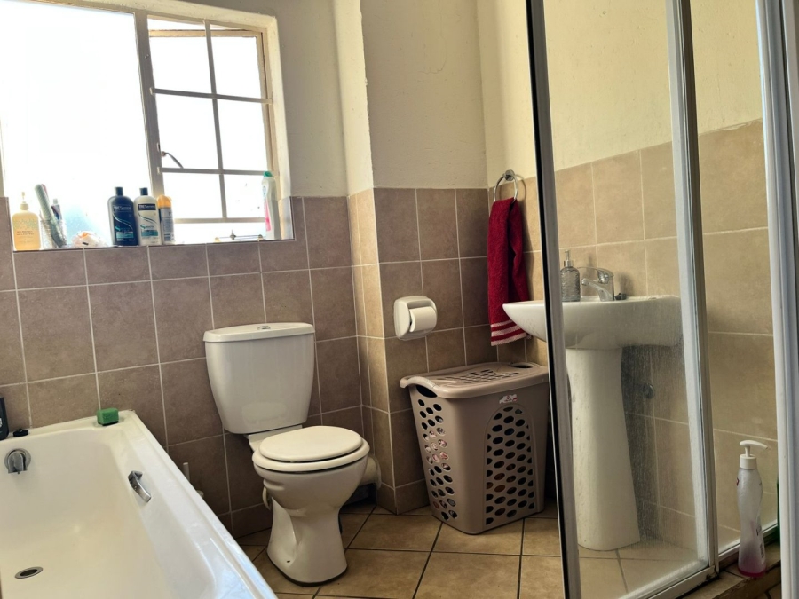 2 Bedroom Property for Sale in Vorna Valley Gauteng