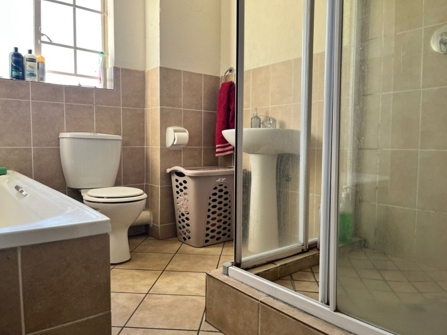 2 Bedroom Property for Sale in Vorna Valley Gauteng