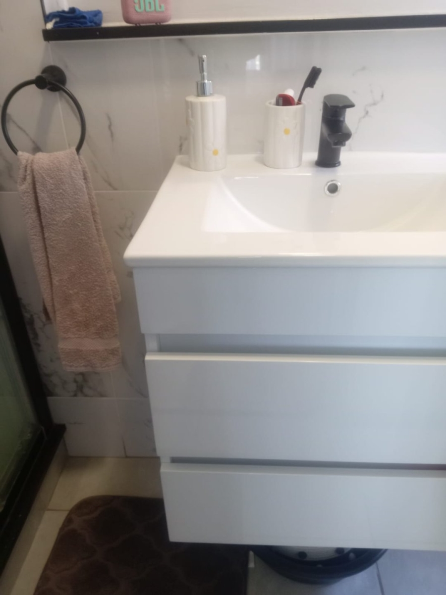 To Let 1 Bedroom Property for Rent in Waterfall Gauteng