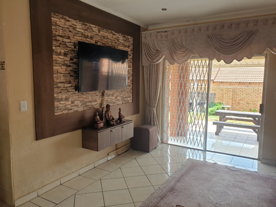 2 Bedroom Property for Sale in Monavoni Gauteng