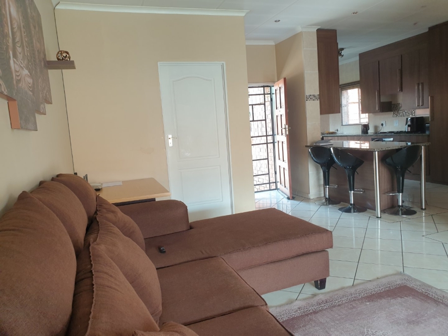 2 Bedroom Property for Sale in Monavoni Gauteng