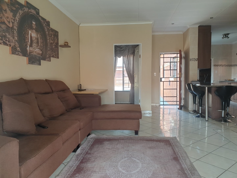2 Bedroom Property for Sale in Monavoni Gauteng
