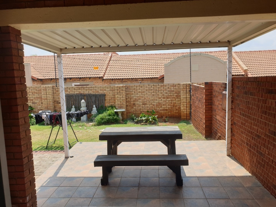 2 Bedroom Property for Sale in Monavoni Gauteng