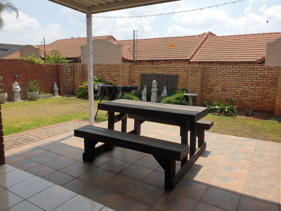 2 Bedroom Property for Sale in Monavoni Gauteng