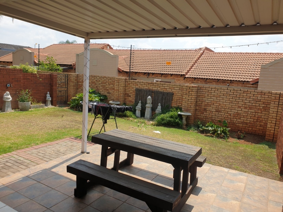 2 Bedroom Property for Sale in Monavoni Gauteng