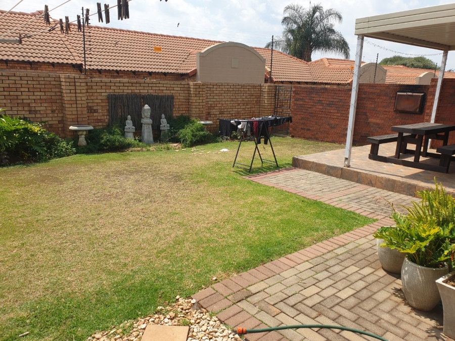 2 Bedroom Property for Sale in Monavoni Gauteng