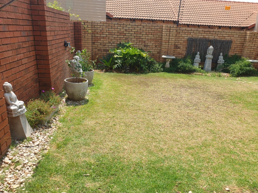 2 Bedroom Property for Sale in Monavoni Gauteng