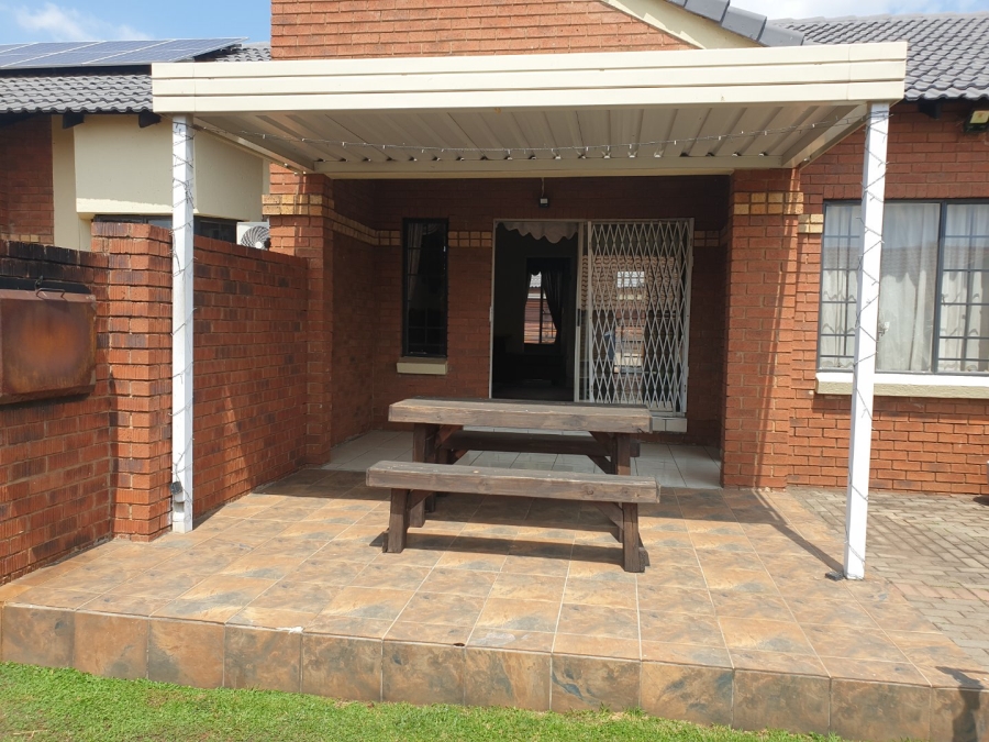2 Bedroom Property for Sale in Monavoni Gauteng