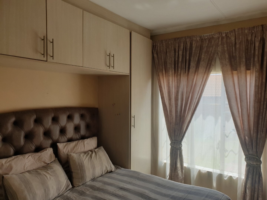2 Bedroom Property for Sale in Monavoni Gauteng