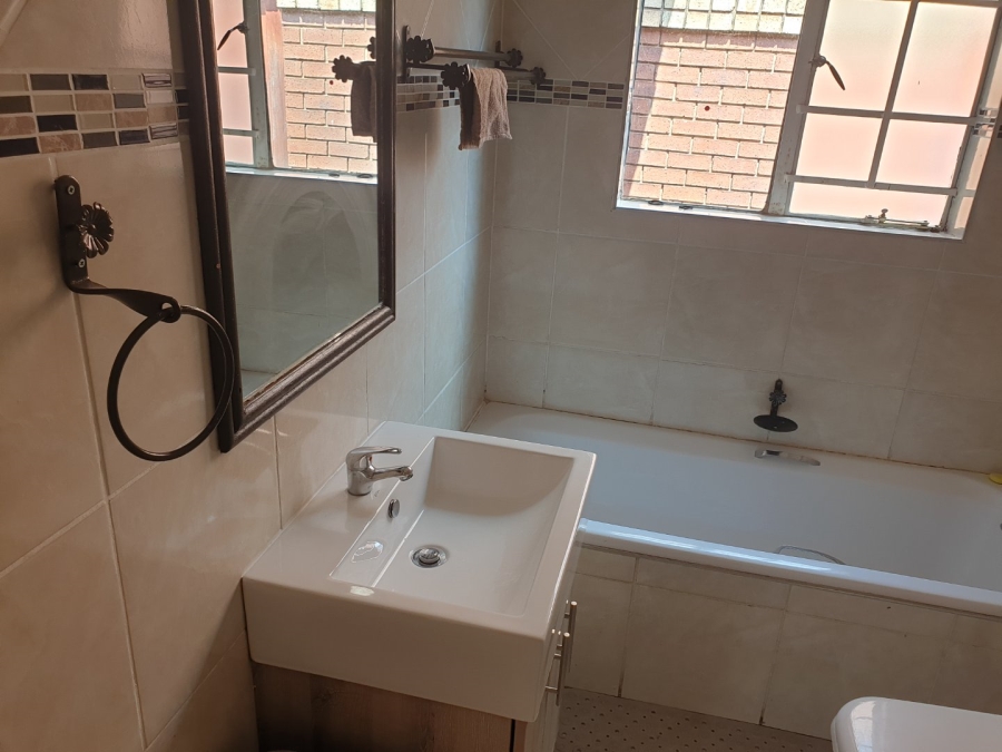 2 Bedroom Property for Sale in Monavoni Gauteng