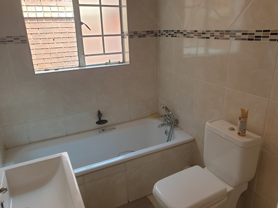 2 Bedroom Property for Sale in Monavoni Gauteng
