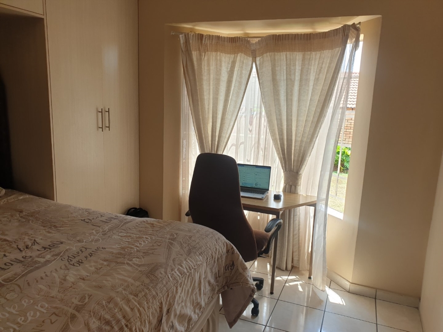 2 Bedroom Property for Sale in Monavoni Gauteng