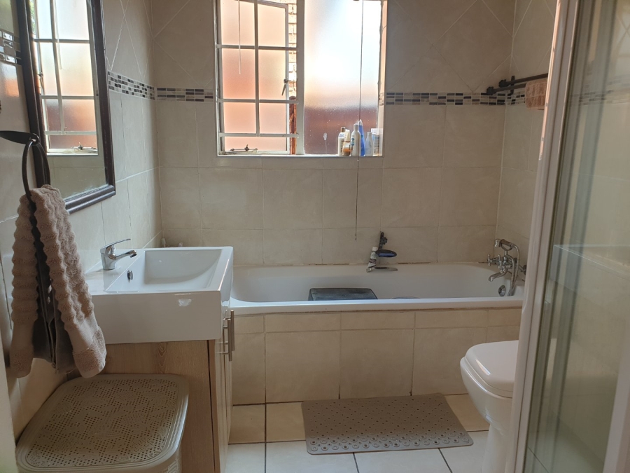 2 Bedroom Property for Sale in Monavoni Gauteng