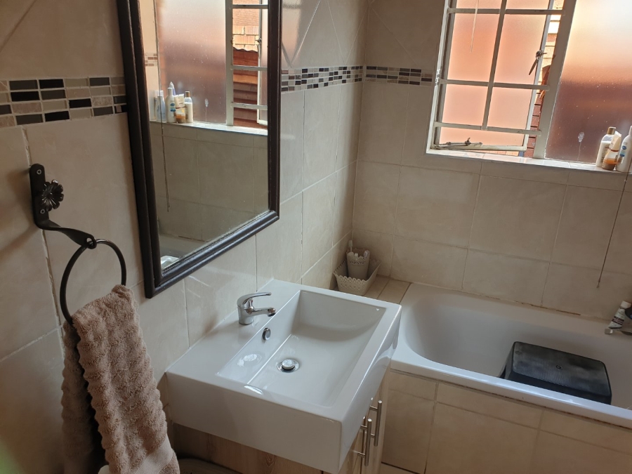 2 Bedroom Property for Sale in Monavoni Gauteng