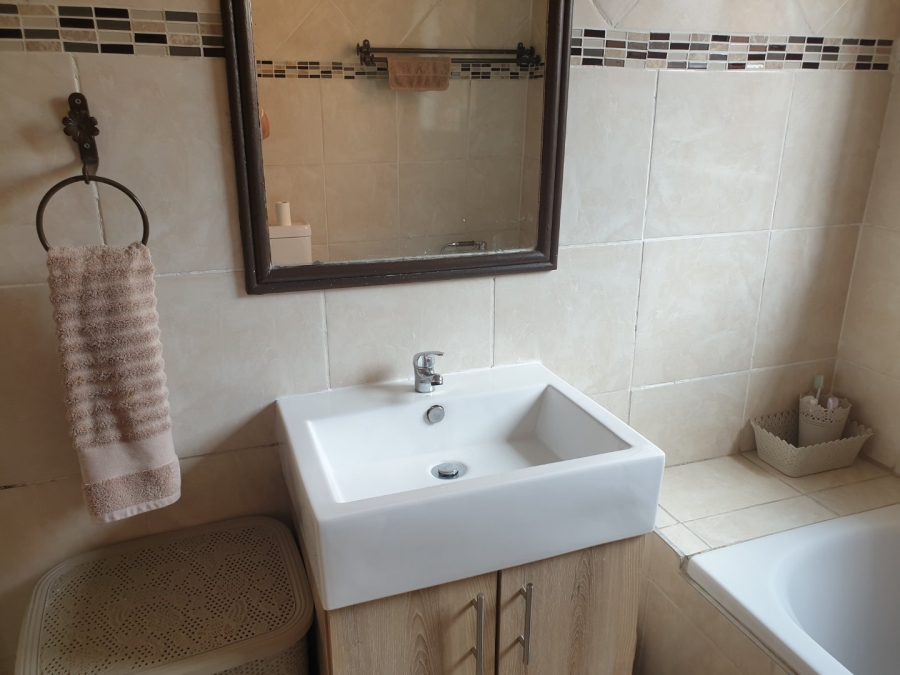 2 Bedroom Property for Sale in Monavoni Gauteng
