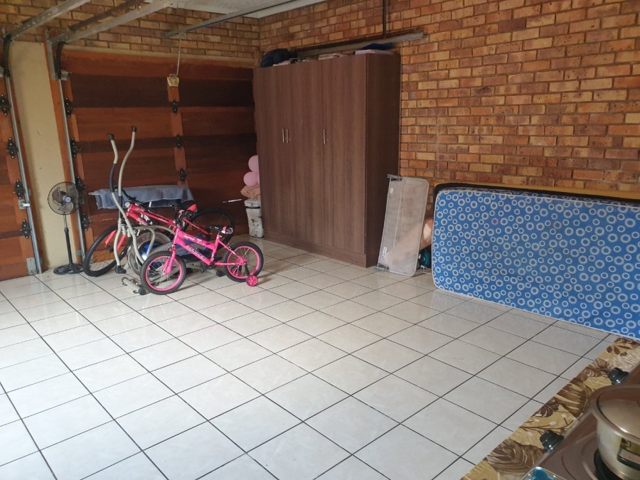 2 Bedroom Property for Sale in Monavoni Gauteng