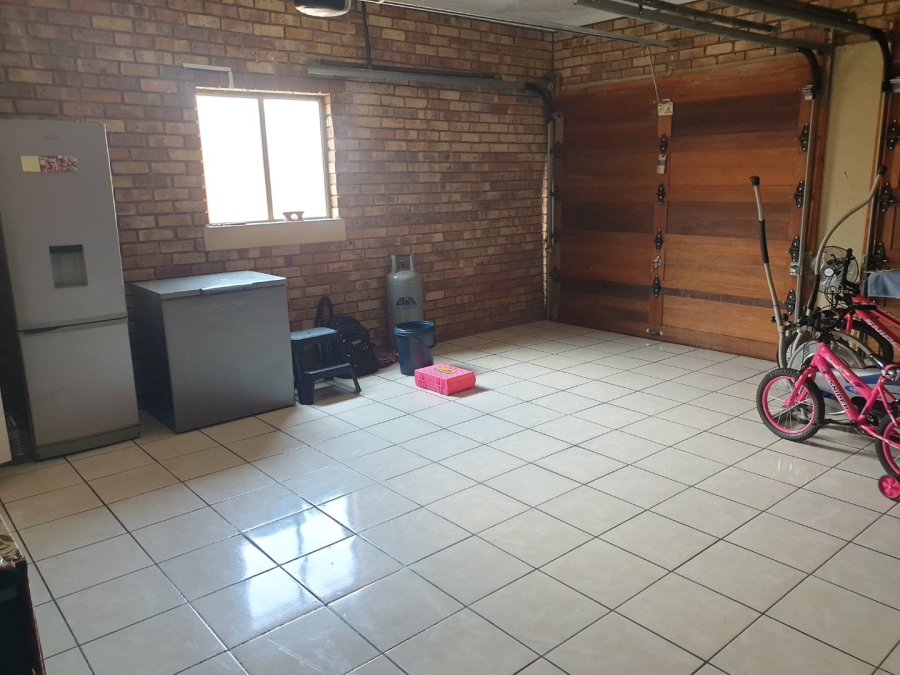 2 Bedroom Property for Sale in Monavoni Gauteng