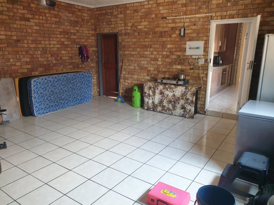 2 Bedroom Property for Sale in Monavoni Gauteng