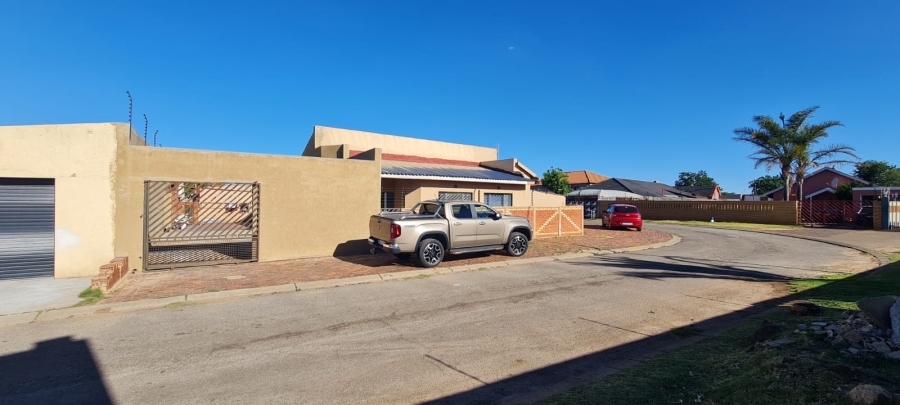 6 Bedroom Property for Sale in Lenasia Ext 11 Gauteng