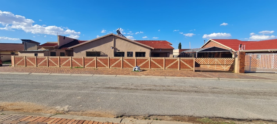 6 Bedroom Property for Sale in Lenasia Ext 11 Gauteng