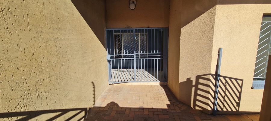 6 Bedroom Property for Sale in Lenasia Ext 11 Gauteng