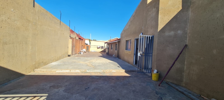 6 Bedroom Property for Sale in Lenasia Ext 11 Gauteng