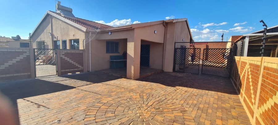 6 Bedroom Property for Sale in Lenasia Ext 11 Gauteng