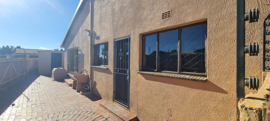 6 Bedroom Property for Sale in Lenasia Ext 11 Gauteng