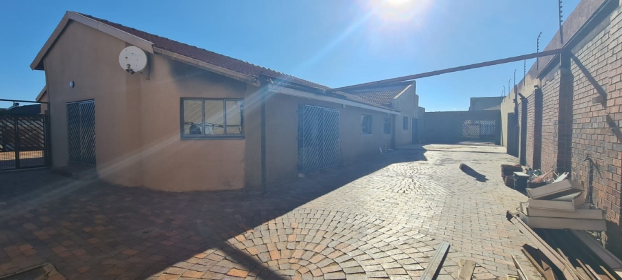 6 Bedroom Property for Sale in Lenasia Ext 11 Gauteng