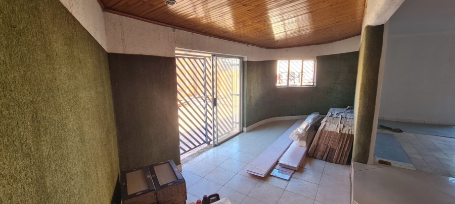 6 Bedroom Property for Sale in Lenasia Ext 11 Gauteng