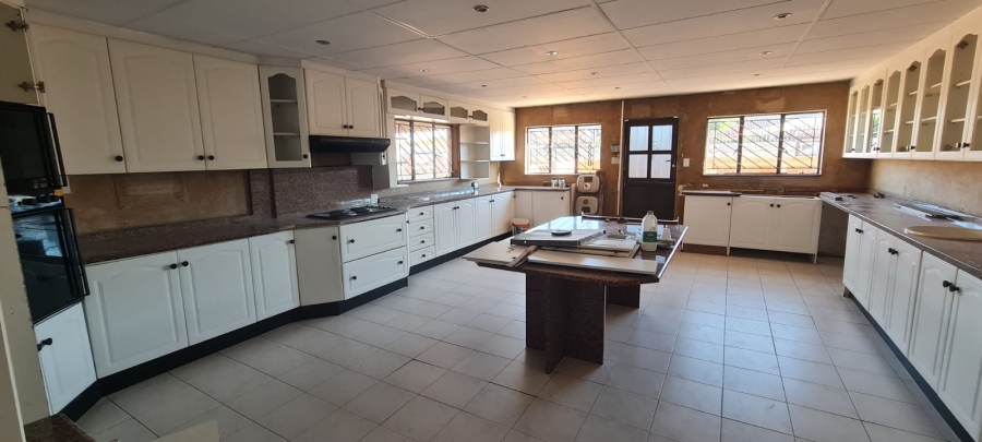6 Bedroom Property for Sale in Lenasia Ext 11 Gauteng