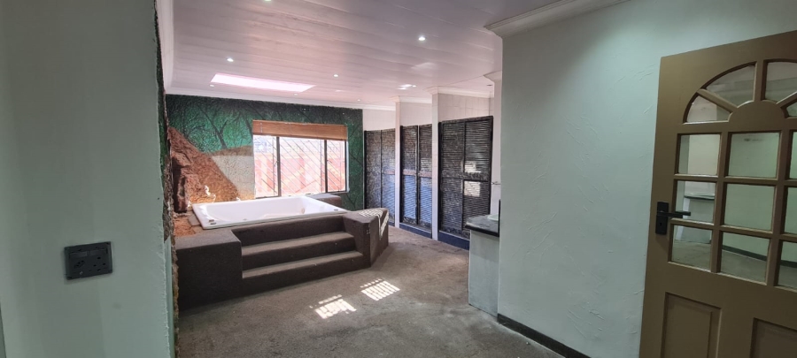 6 Bedroom Property for Sale in Lenasia Ext 11 Gauteng