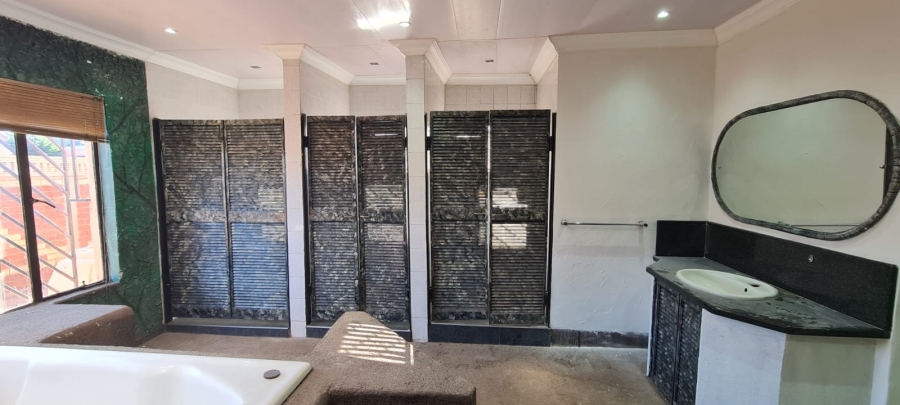 6 Bedroom Property for Sale in Lenasia Ext 11 Gauteng