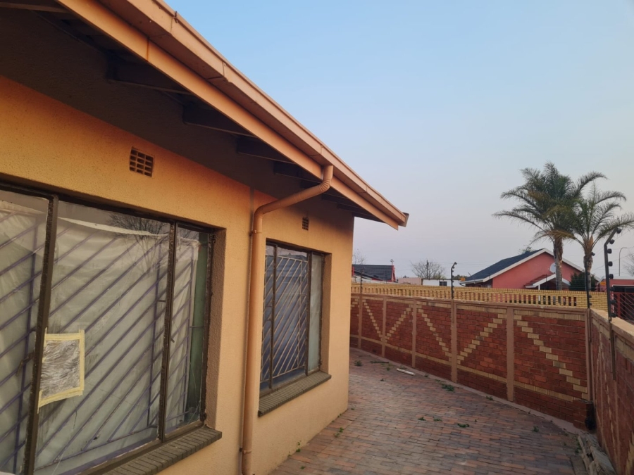 6 Bedroom Property for Sale in Lenasia Ext 11 Gauteng
