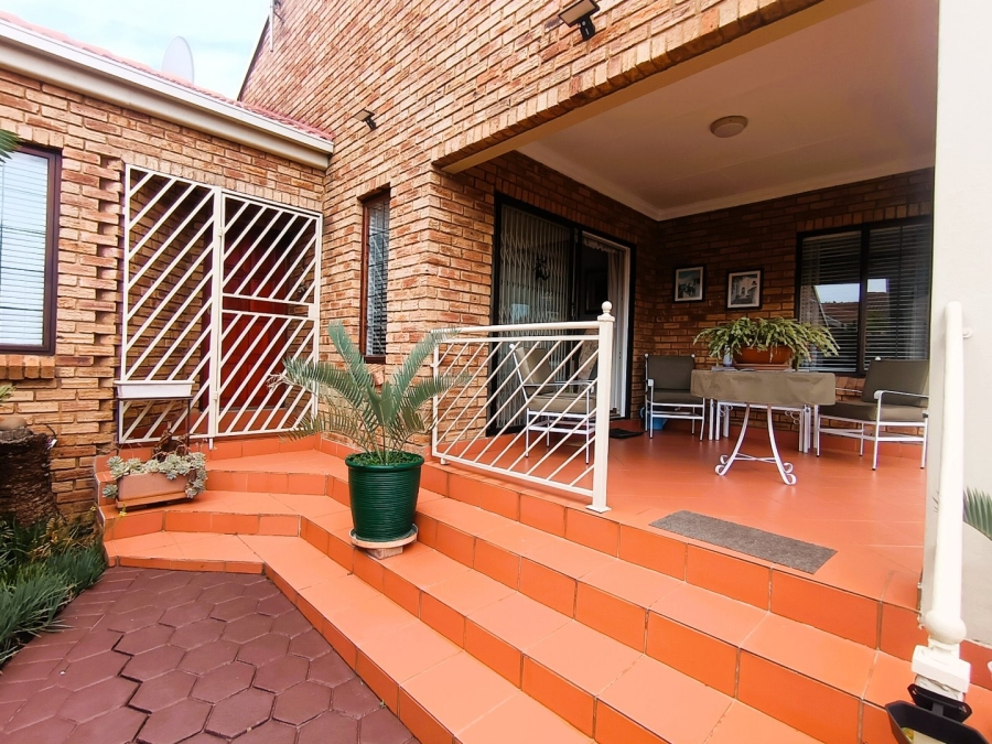 3 Bedroom Property for Sale in Eldoglen Gauteng