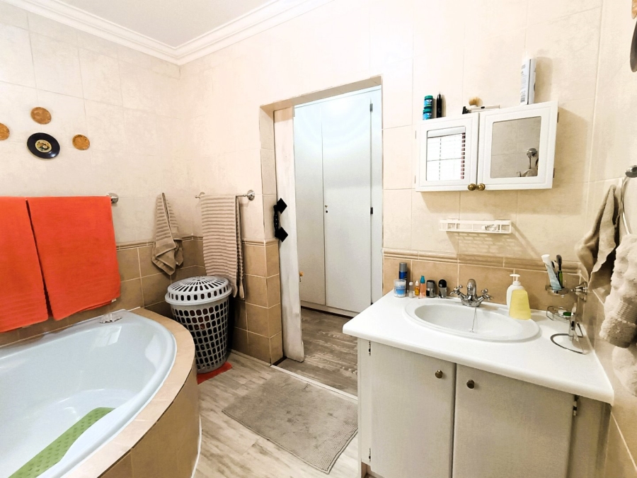 3 Bedroom Property for Sale in Eldoglen Gauteng