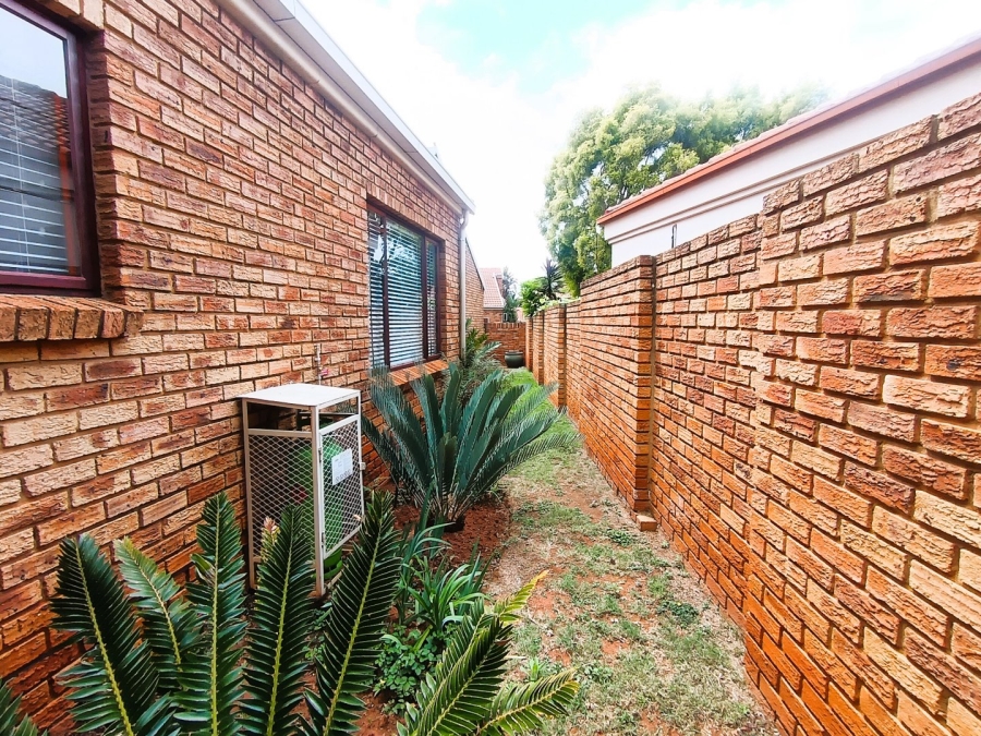 3 Bedroom Property for Sale in Eldoglen Gauteng