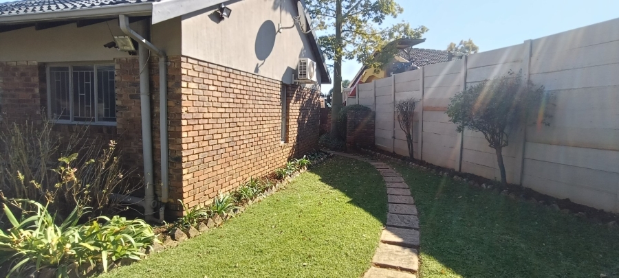 6 Bedroom Property for Sale in Rooihuiskraal Gauteng