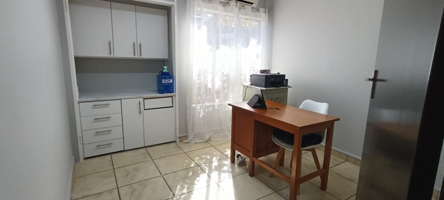 6 Bedroom Property for Sale in Rooihuiskraal Gauteng