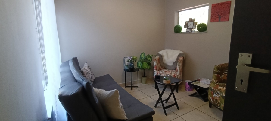 6 Bedroom Property for Sale in Rooihuiskraal Gauteng