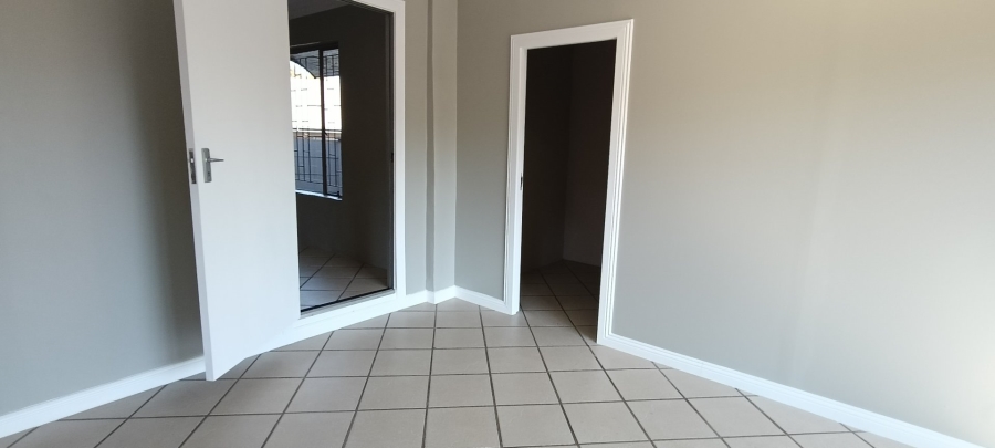 6 Bedroom Property for Sale in Rooihuiskraal Gauteng