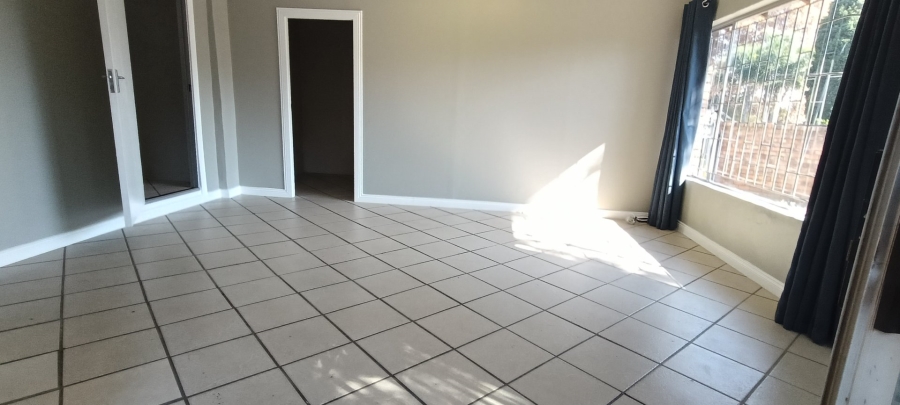 6 Bedroom Property for Sale in Rooihuiskraal Gauteng