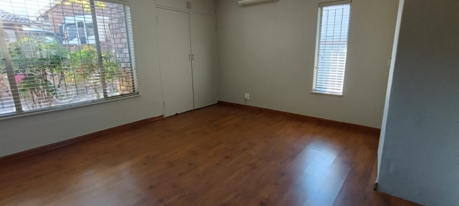 6 Bedroom Property for Sale in Rooihuiskraal Gauteng