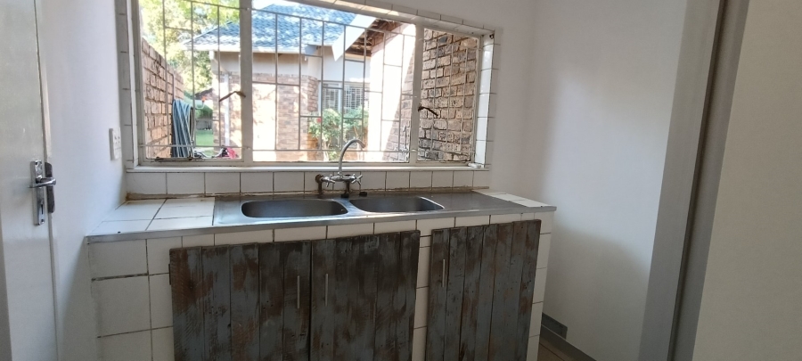 6 Bedroom Property for Sale in Rooihuiskraal Gauteng