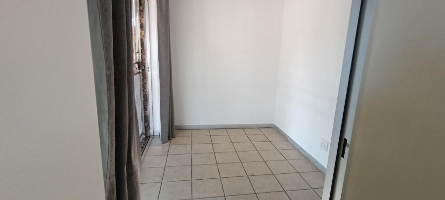 6 Bedroom Property for Sale in Rooihuiskraal Gauteng
