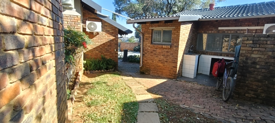 6 Bedroom Property for Sale in Rooihuiskraal Gauteng