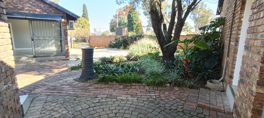 6 Bedroom Property for Sale in Rooihuiskraal Gauteng