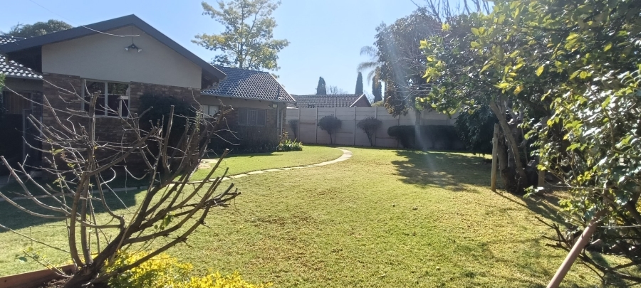 6 Bedroom Property for Sale in Rooihuiskraal Gauteng